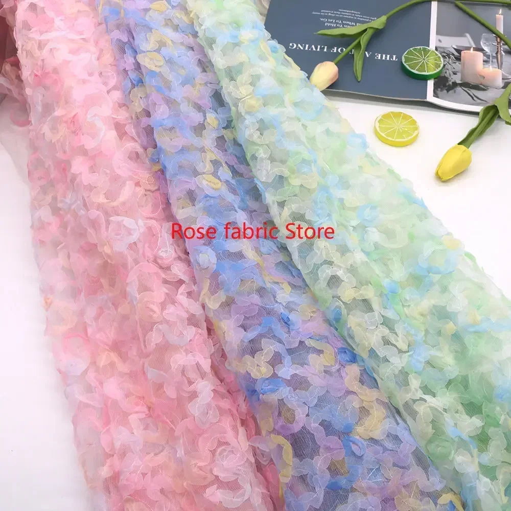 Embroidery Roses - Farbverlauf-Chiffon mit Rosen-Häkelspitze, Regenbogen-Chiffon mit Blumenstickerei,