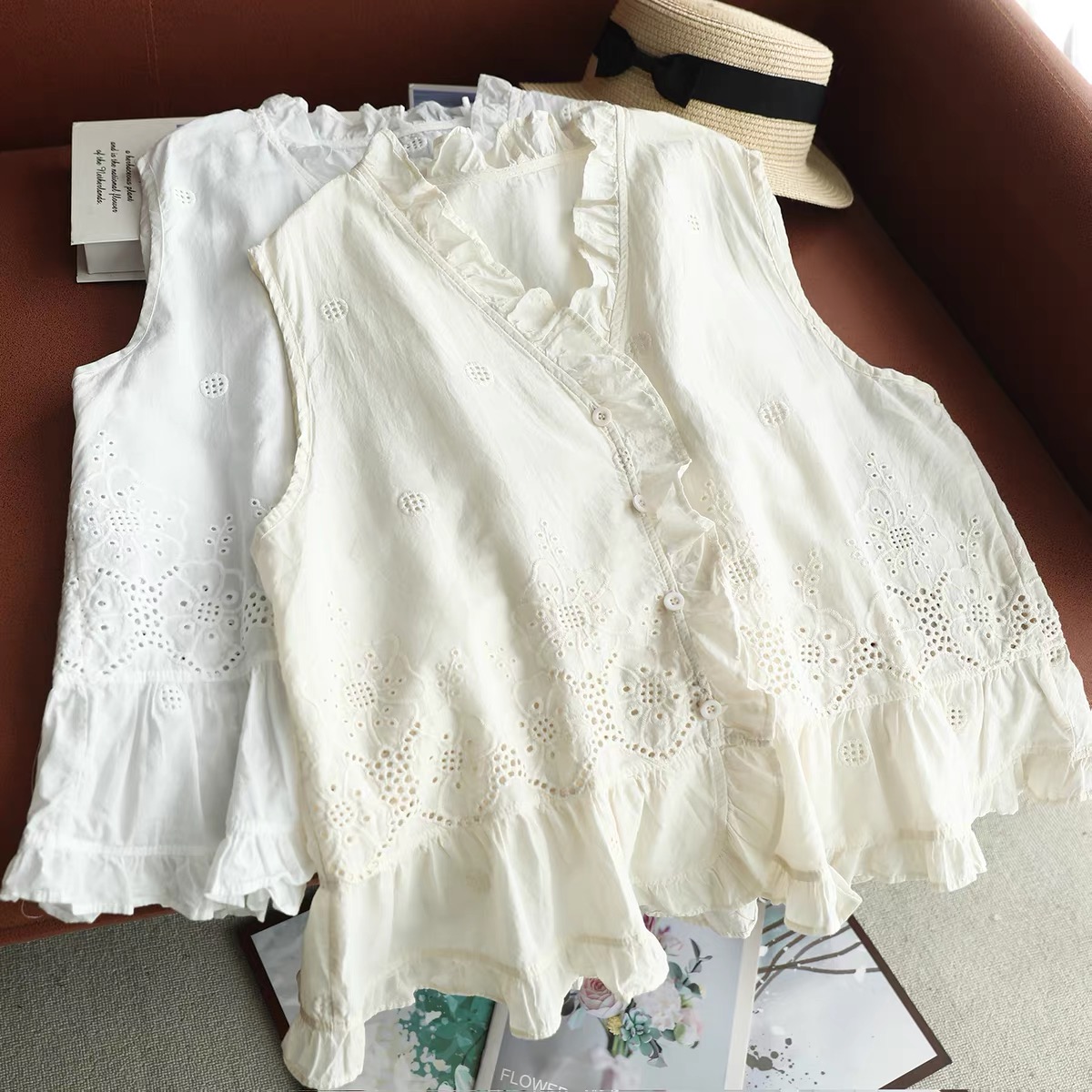 Embroidery Eyelet - Damen Ärmelloses Westentop mit Rüschen, V-Ausschnitt,