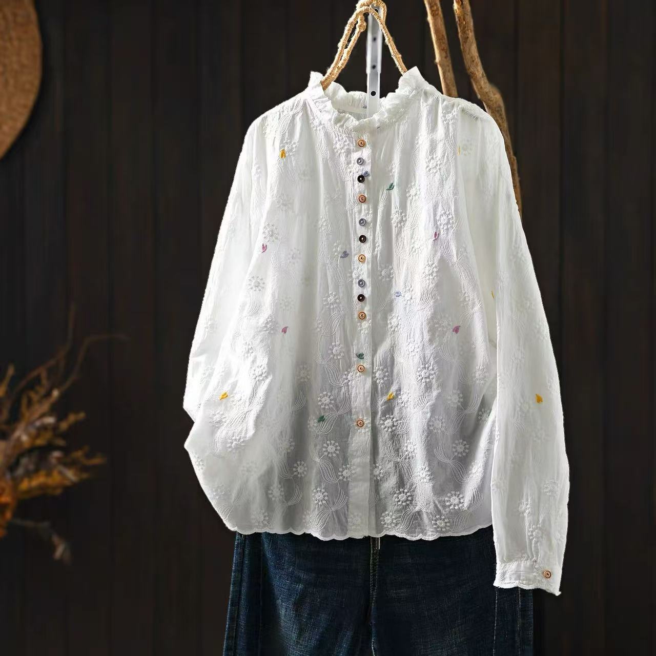 Embroidery Eyelet - Damenbluse mit Rüschen und Stehkragen, florale