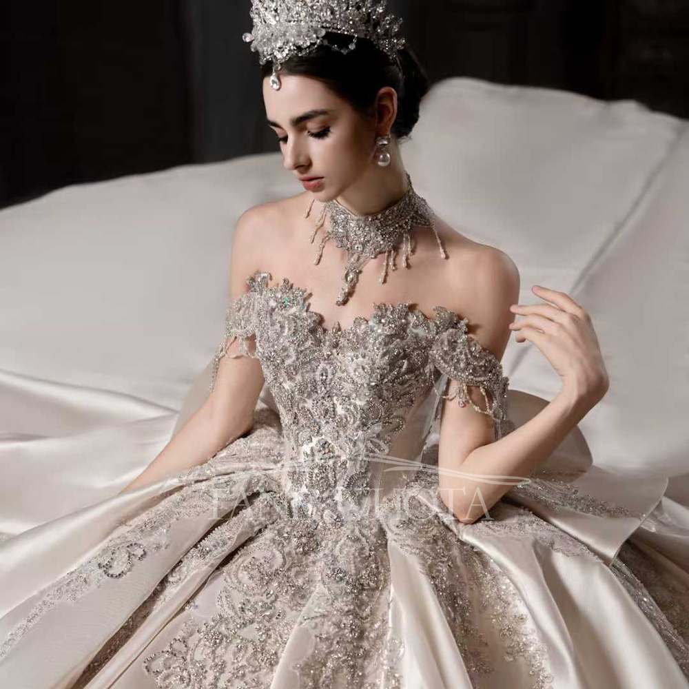 Luxuriöses, rosafarbenes, mit  – Embroidery Roses Bewertung und Preis